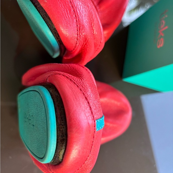 Tieks! Size 9 in Poppy. Original box. No heel or toe scuffs - Picture 3 of 4
